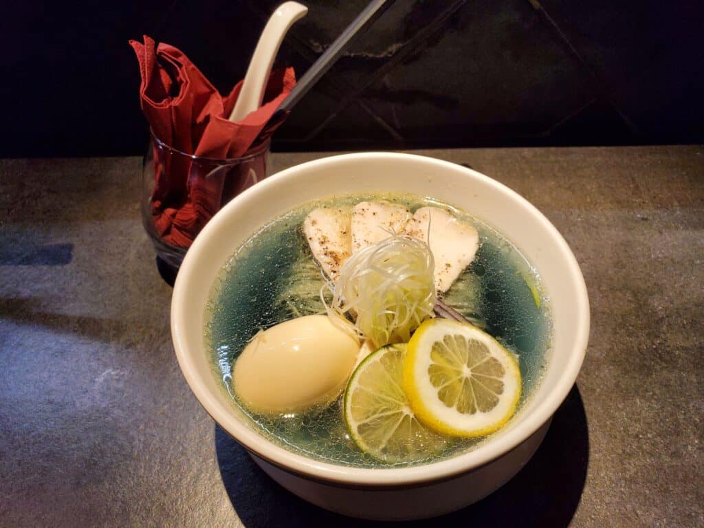 【台北大安美食】真劍拉麵-內有2024菜單/夢幻藍鹽味翠雞拉麵視覺與味覺的饗宴 - 12