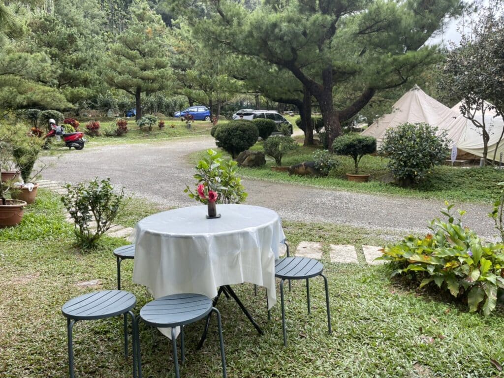【南投魚池露營】拂水山莊內有2024房間價目表-一起在松樹下露營/懶人之五星平價豪華露營 - 322