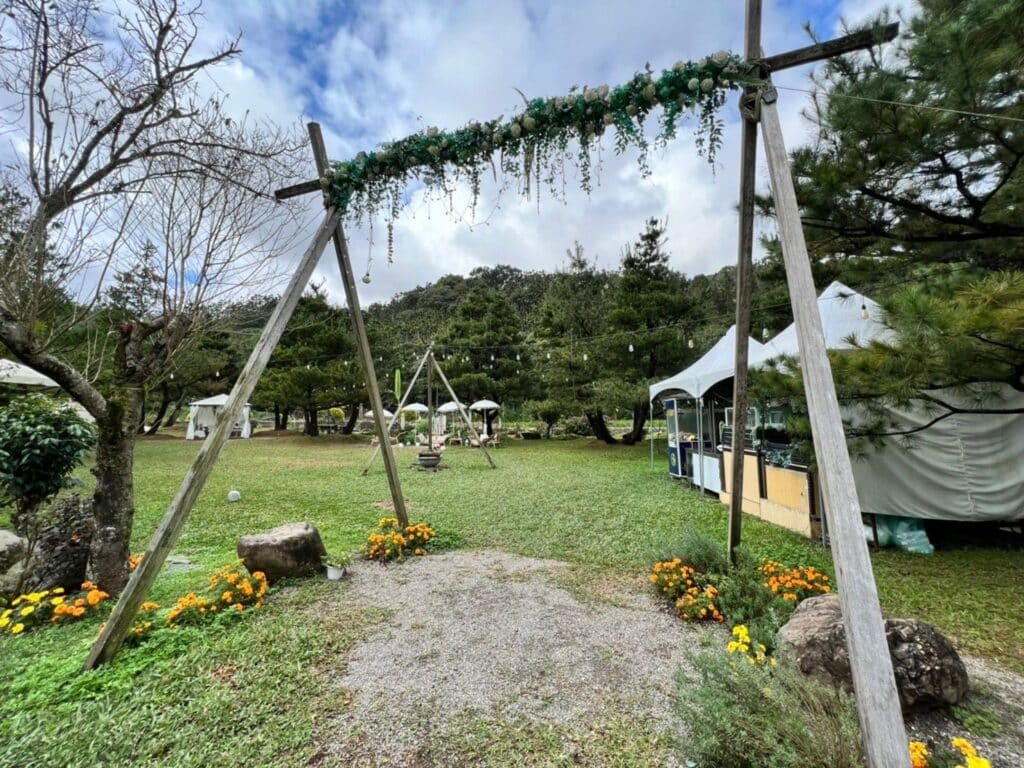 【南投魚池露營】拂水山莊內有2024房間價目表-一起在松樹下露營/懶人之五星平價豪華露營 - 320