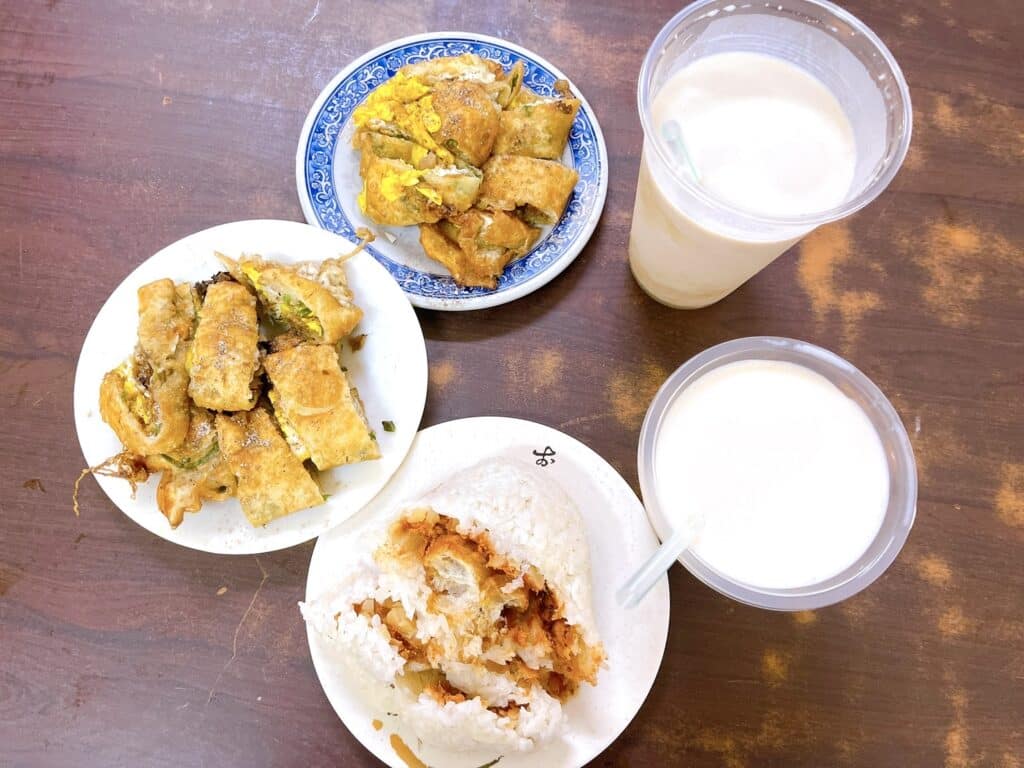 【台北美食】重慶豆漿炸蛋餅-內有2026最新菜單/日本人也推薦的大龍峒市場必吃老字號排隊美食 - 9
