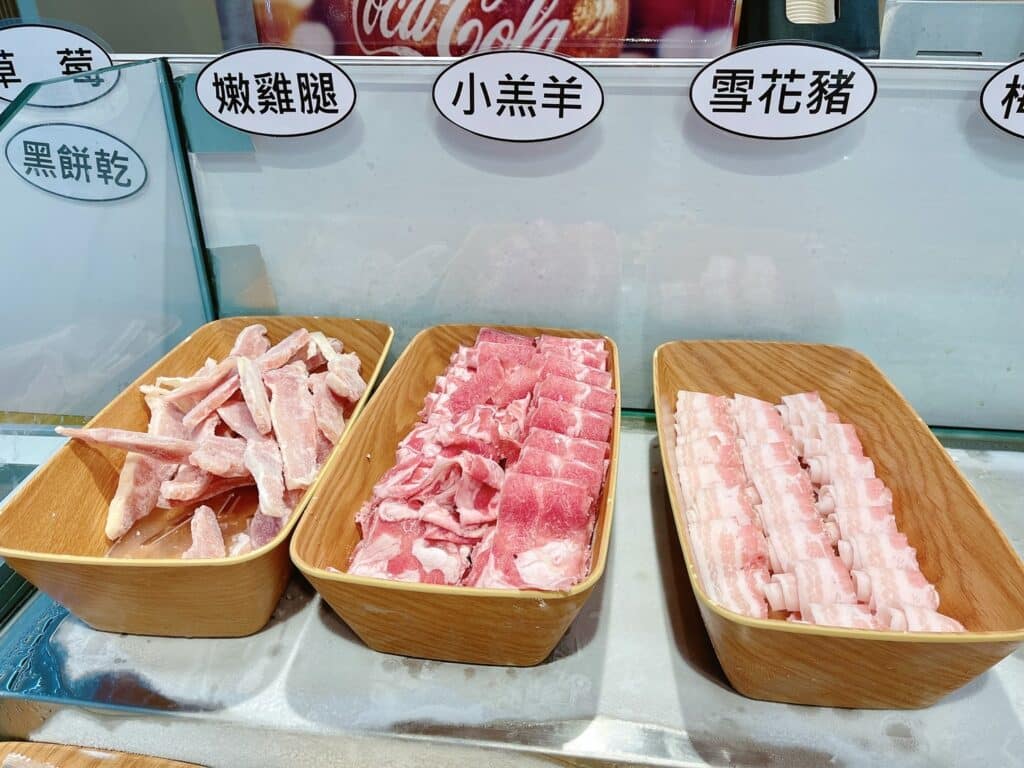 【蘆洲美食】柒柒石頭火鍋-內有2024最新菜單/329元無限享用鮮切肉品、季節鮮蔬、牛丼飯、飲料吧、冰淇淋 - 13