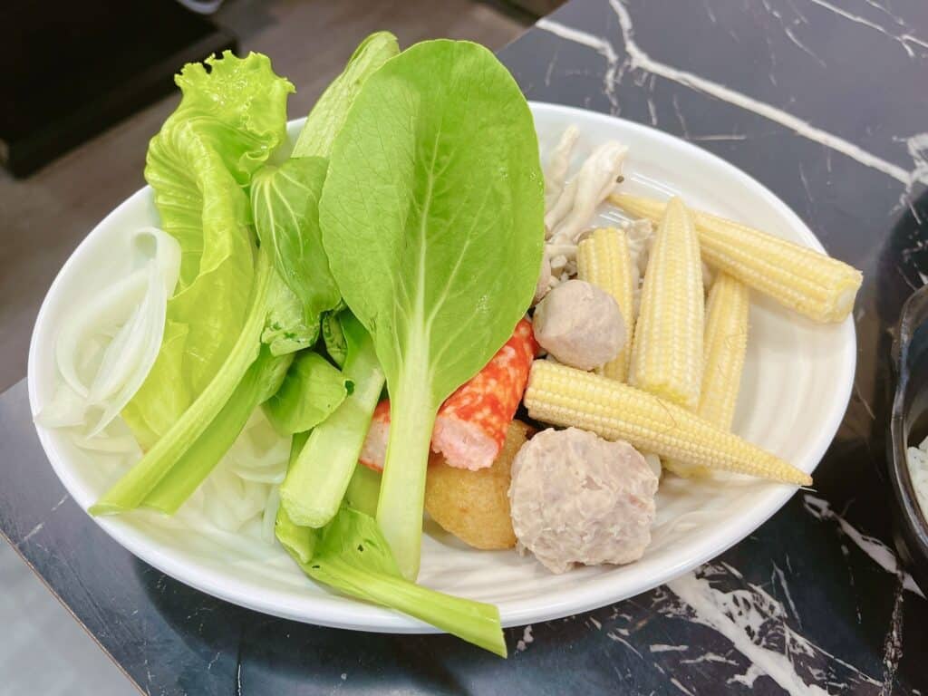 【蘆洲美食】柒柒石頭火鍋-內有2024最新菜單/329元無限享用鮮切肉品、季節鮮蔬、牛丼飯、飲料吧、冰淇淋 - 38