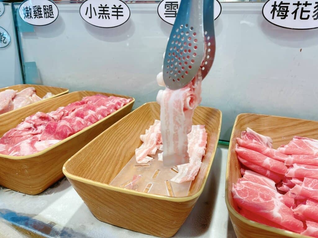 【蘆洲美食】柒柒石頭火鍋-內有2024最新菜單/329元無限享用鮮切肉品、季節鮮蔬、牛丼飯、飲料吧、冰淇淋 - 16