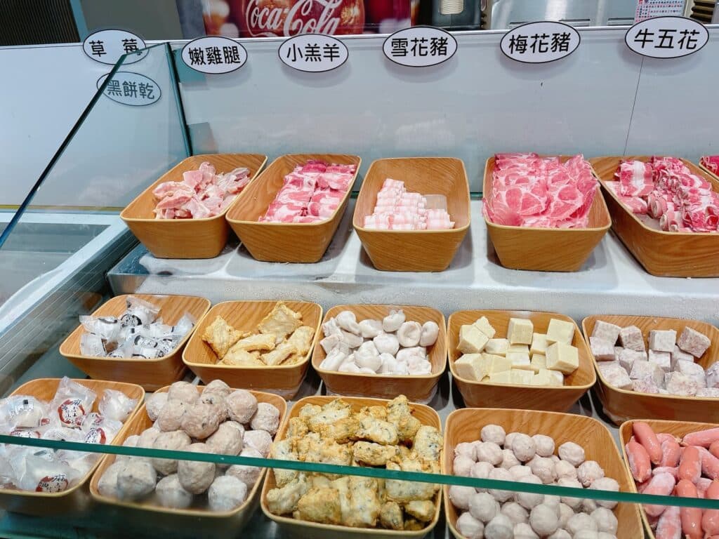 【蘆洲美食】柒柒石頭火鍋-內有2024最新菜單/329元無限享用鮮切肉品、季節鮮蔬、牛丼飯、飲料吧、冰淇淋 - 12