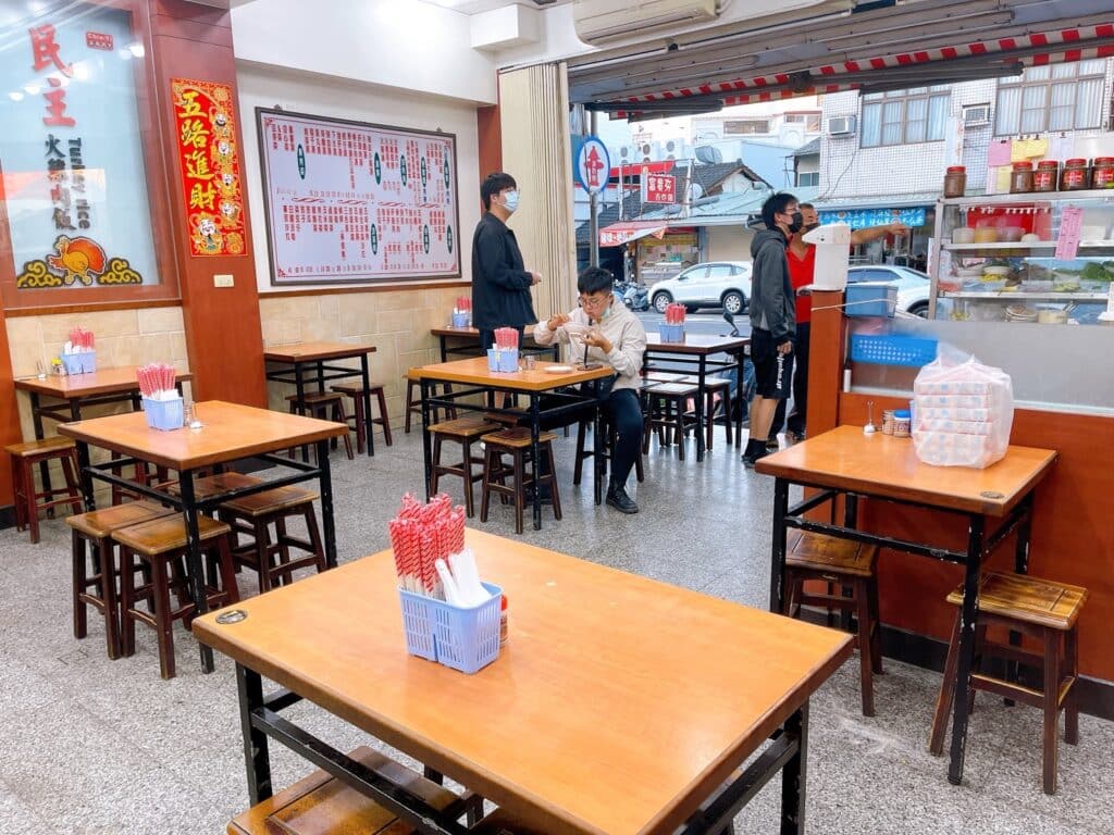 【嘉義美食】民主火雞肉飯-內有2024最新菜單/嘉義在地推薦的五大火雞肉飯之一/滿滿油蔥香火雞肉飯 - 27