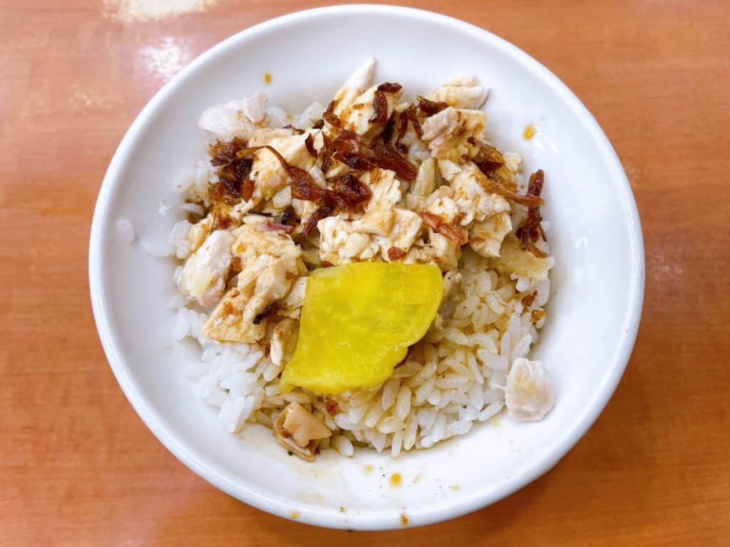 【嘉義美食】民主火雞肉飯-內有2024最新菜單/嘉義在地推薦的五大火雞肉飯之一/滿滿油蔥香火雞肉飯 - 12