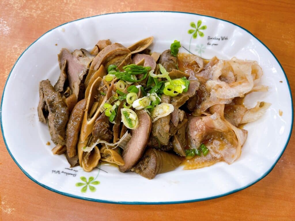 【嘉義美食】民主火雞肉飯-內有2024最新菜單/嘉義在地推薦的五大火雞肉飯之一/滿滿油蔥香火雞肉飯 - 21