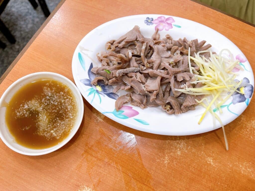 【嘉義美食】民主火雞肉飯-內有2024最新菜單/嘉義在地推薦的五大火雞肉飯之一/滿滿油蔥香火雞肉飯 - 18