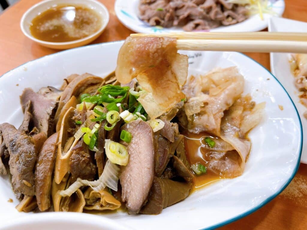 【嘉義美食】民主火雞肉飯-內有2024最新菜單/嘉義在地推薦的五大火雞肉飯之一/滿滿油蔥香火雞肉飯 - 23