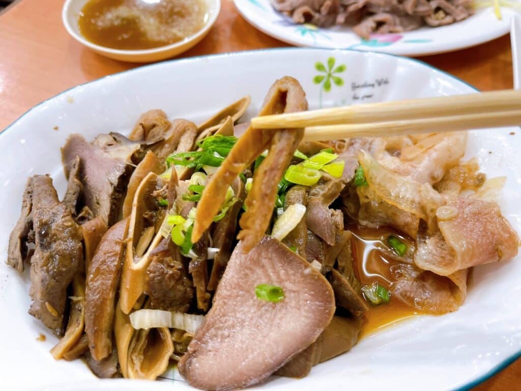 【嘉義美食】民主火雞肉飯-內有2024最新菜單/嘉義在地推薦的五大火雞肉飯之一/滿滿油蔥香火雞肉飯 - 24