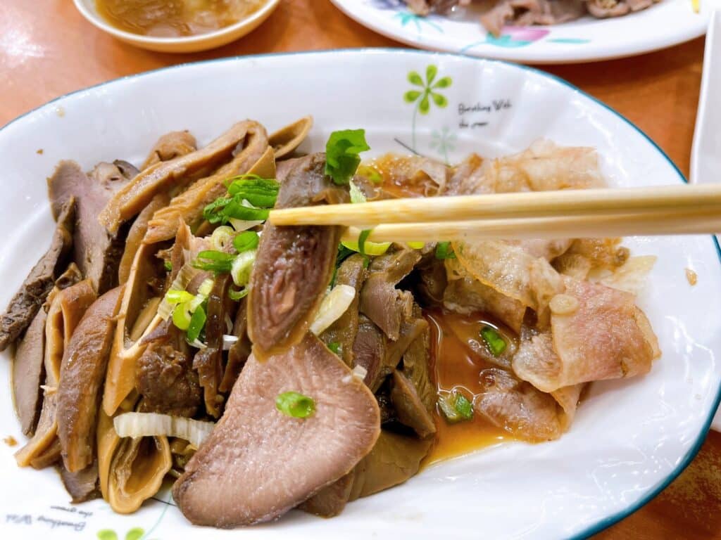 【嘉義美食】民主火雞肉飯-內有2024最新菜單/嘉義在地推薦的五大火雞肉飯之一/滿滿油蔥香火雞肉飯 - 25