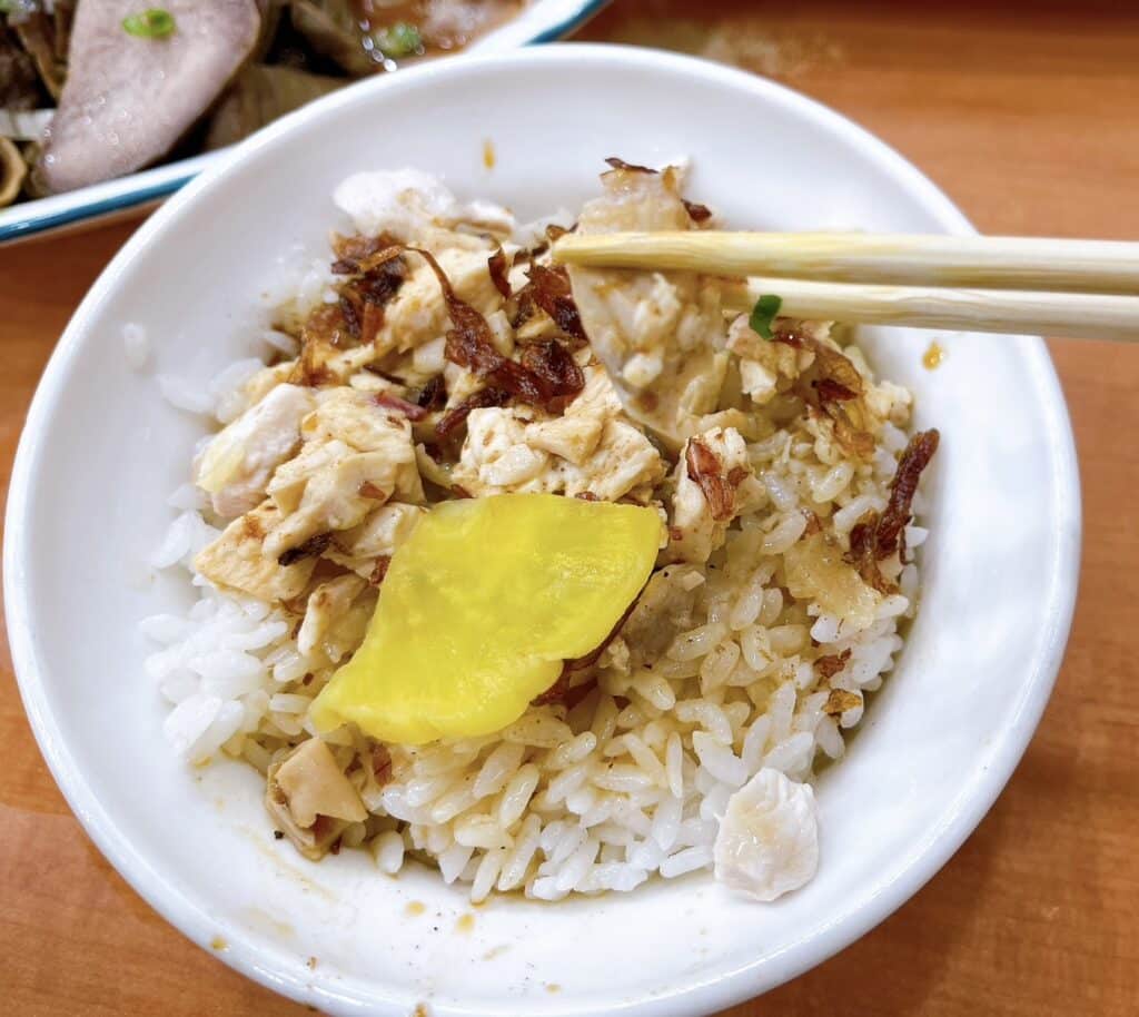 【嘉義美食】民主火雞肉飯-內有2024最新菜單/嘉義在地推薦的五大火雞肉飯之一/滿滿油蔥香火雞肉飯 - 13