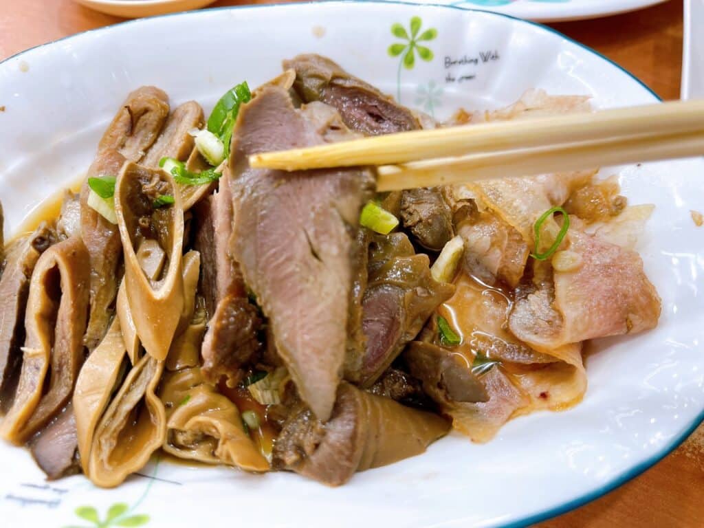 【嘉義美食】民主火雞肉飯-內有2024最新菜單/嘉義在地推薦的五大火雞肉飯之一/滿滿油蔥香火雞肉飯 - 22