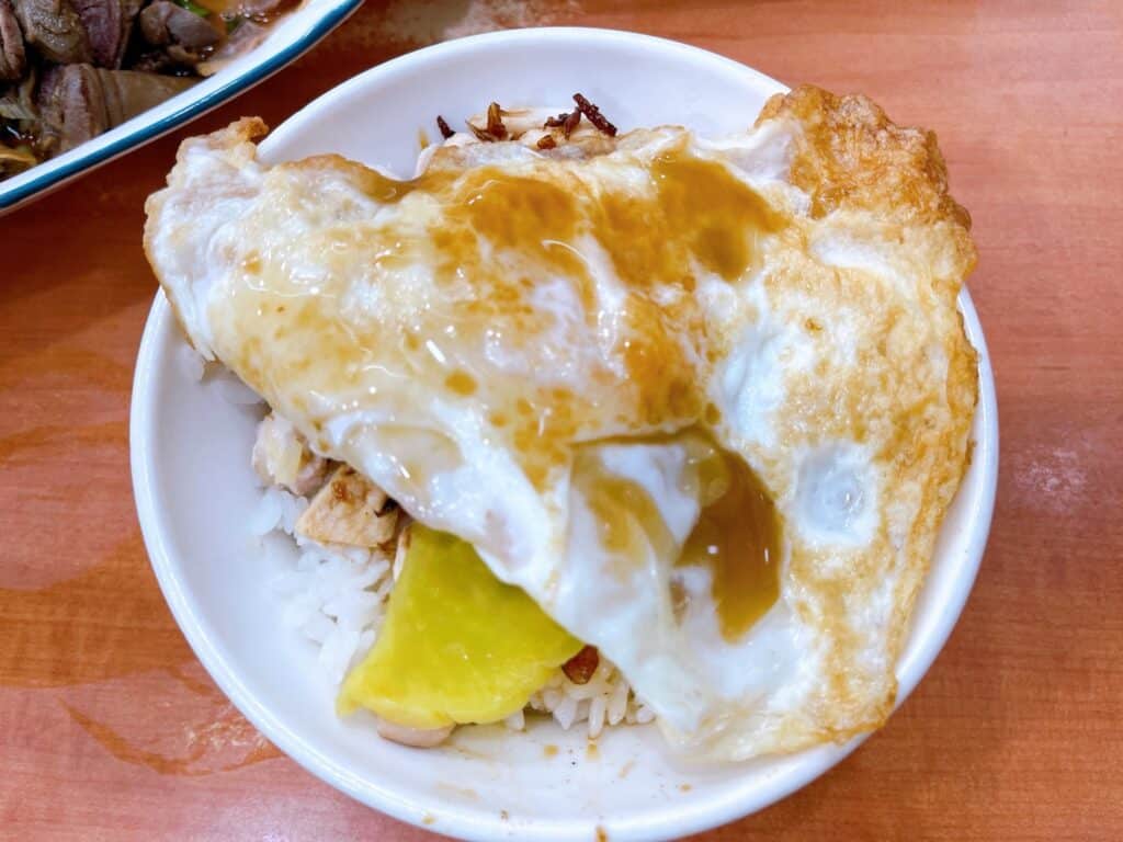 【嘉義美食】民主火雞肉飯-內有2024最新菜單/嘉義在地推薦的五大火雞肉飯之一/滿滿油蔥香火雞肉飯 - 14