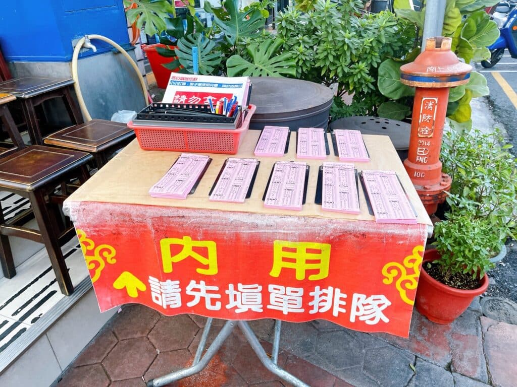 【嘉義美食】民主火雞肉飯-內有2024最新菜單/嘉義在地推薦的五大火雞肉飯之一/滿滿油蔥香火雞肉飯 - 29